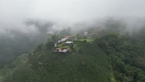 Volando-Sobre-Las-Verdes-Crestas-Montañosas-De-Una-Finca-Cafetalera-Ubicada-En-El-Eje-Cafetalero-En-El-Bajo-Tablazo-Cerca-De-La-Ciudad-De-Manizales-En-El-Departamento-De-Caldas-De-Colombia