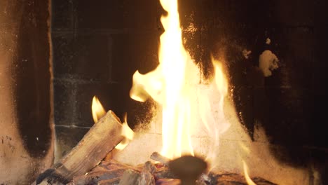 Gemütlicher,-Traditioneller-Hauskamin,-Brennt,-Blick-Kippen