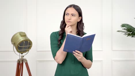 Niña-India-Pensativa-Leyendo-Un-Libro