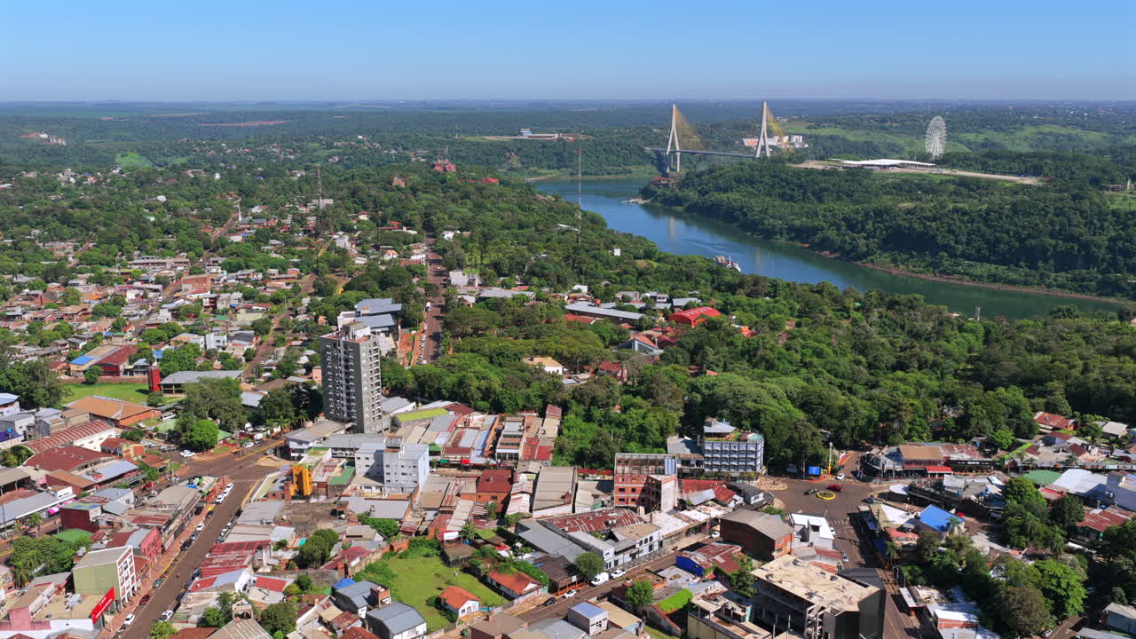 Droneudsigt over Puerto Iguazu centrum med Iguazu-floden, der danner grænsen til Brasilien i Misiones, Argentina