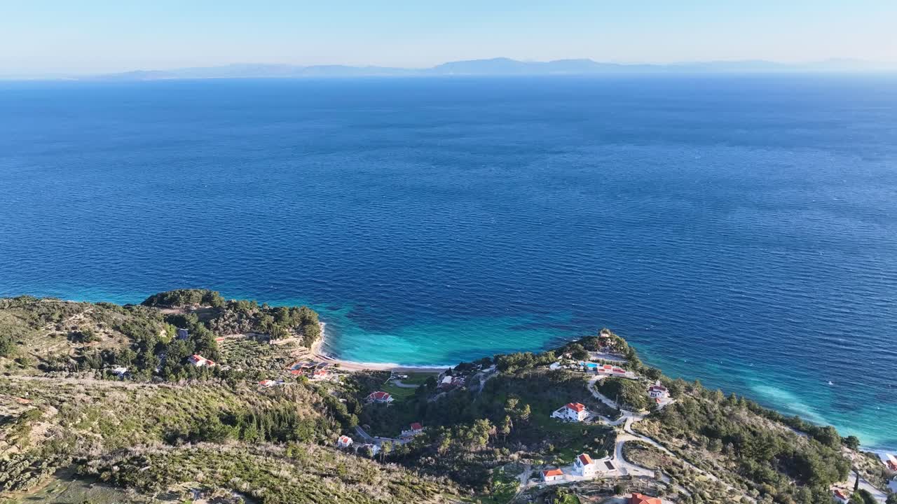 Let nad ostrovem Samos a Egejským mořem, Řecko za slunečného dne