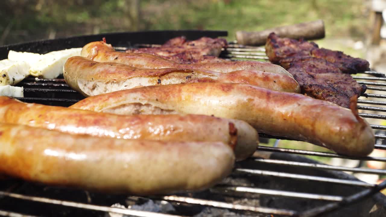 salchichas alemanas tradicionales asadas al aire libre sobre carbón y fuego
