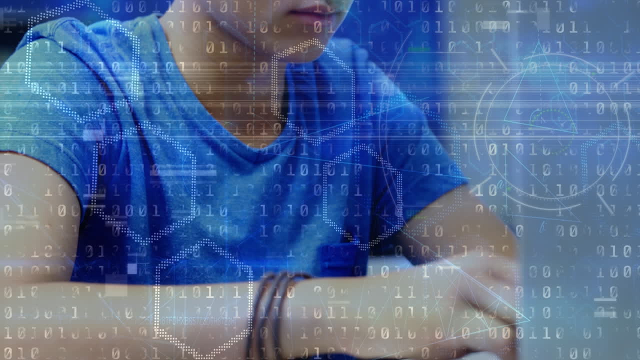 animación de fórmulas químicas y código binario sobre las manos de un niño caucásico usando una computadora portátil