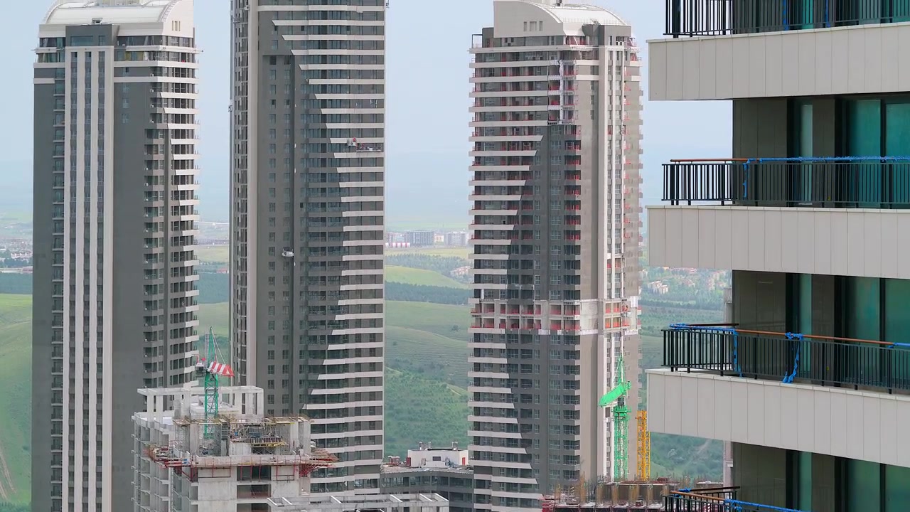 Vista Aérea de Edifícios de Apartamentos Modernos e Altos e Canteiro de Obras
