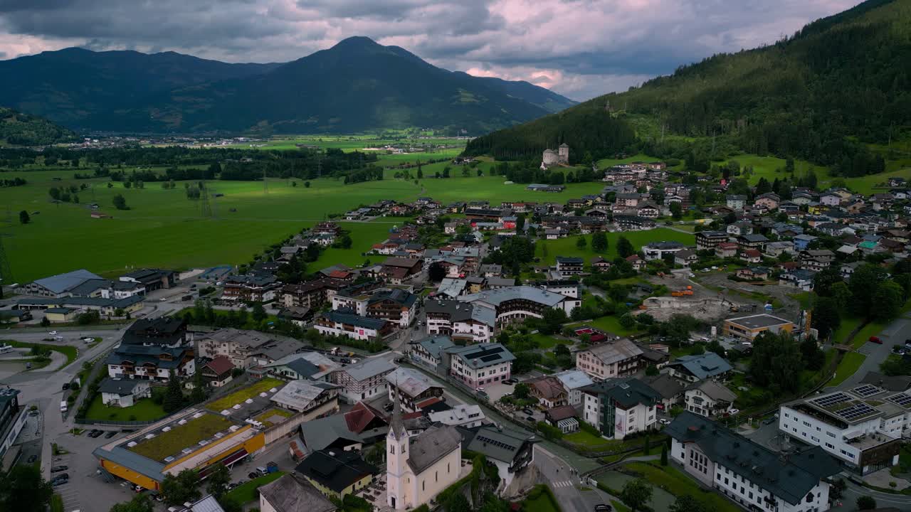volando sobre la iglesia de kaprun en austria hacia el castillo