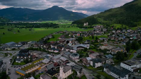 Flug-über-Die-Kirche-Von-Kaprun-In-Österreich-In-Richtung-Der-Burg