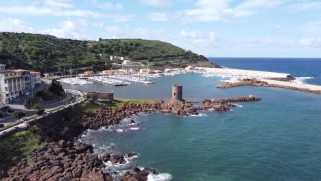 castelsardo 항구로의 놀라운 드론 비행
