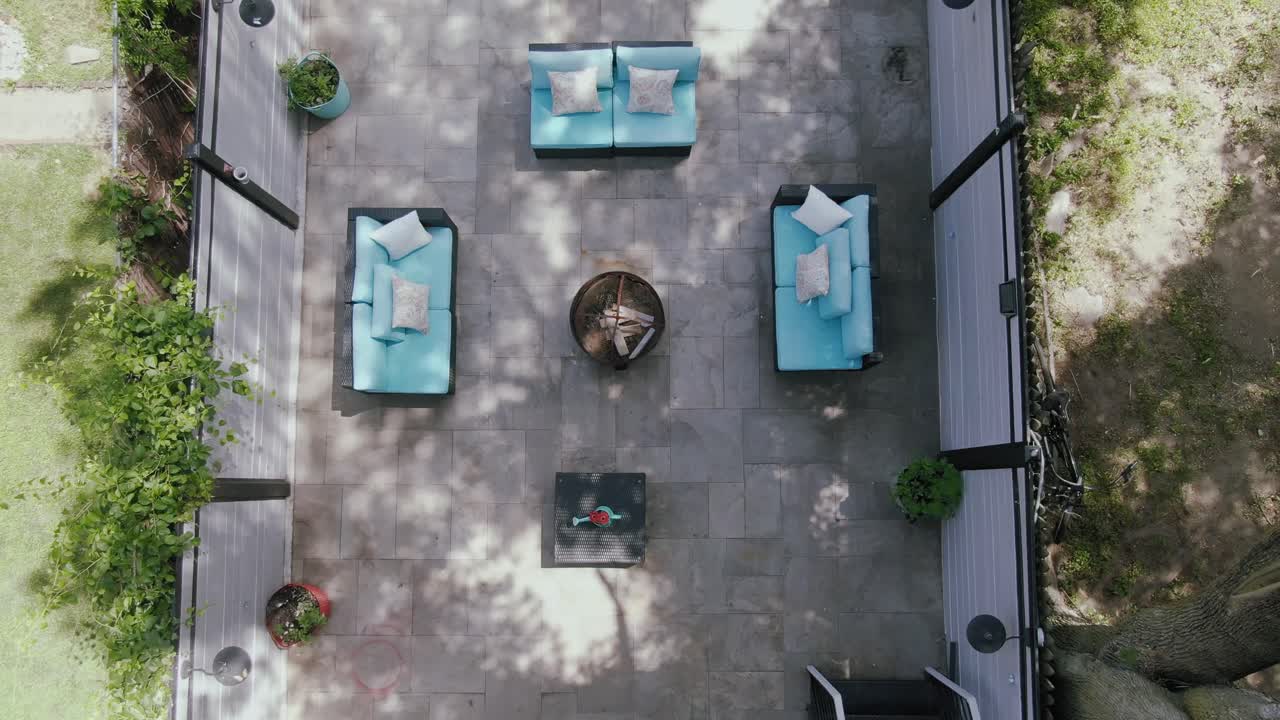 diseño moderno y contemporáneo del patio trasero con fogón con muebles de exterior, antena de arriba hacia abajo