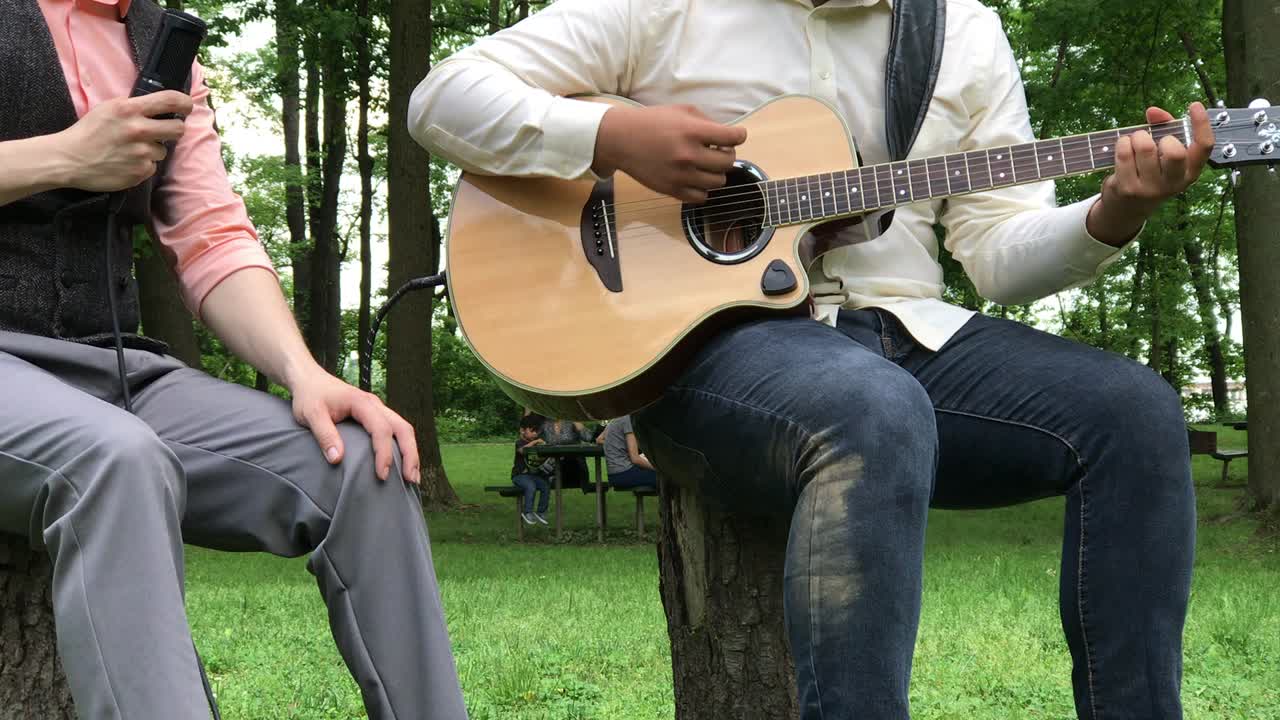 공원에서 기타와 마이크가 가득한 소셜 잼 uhd 1080p @60p