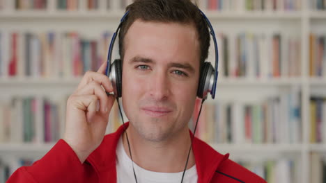 retrato de un apuesto hombre caucásico estudiante con auriculares escuchando música disfrutando de entretenimiento relajante serie de personas reales