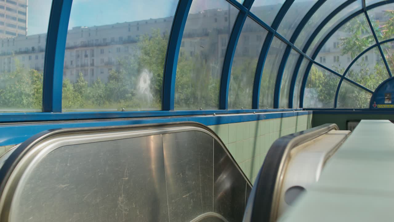 escalera mecánica en un paso subterráneo urbano