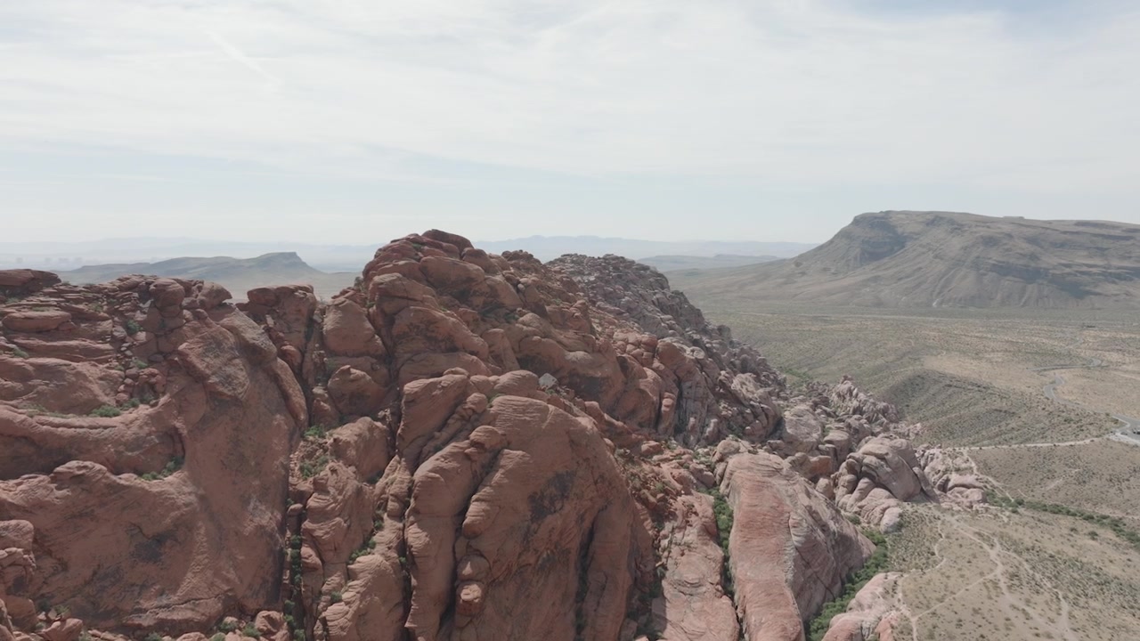 Riprese drone effettuate dalla Red Rock Canyon National Conservation Area a Las Vegas, Nevada, durante la prima mattina in primavera, da vicino alle formazioni rocciose rosse
