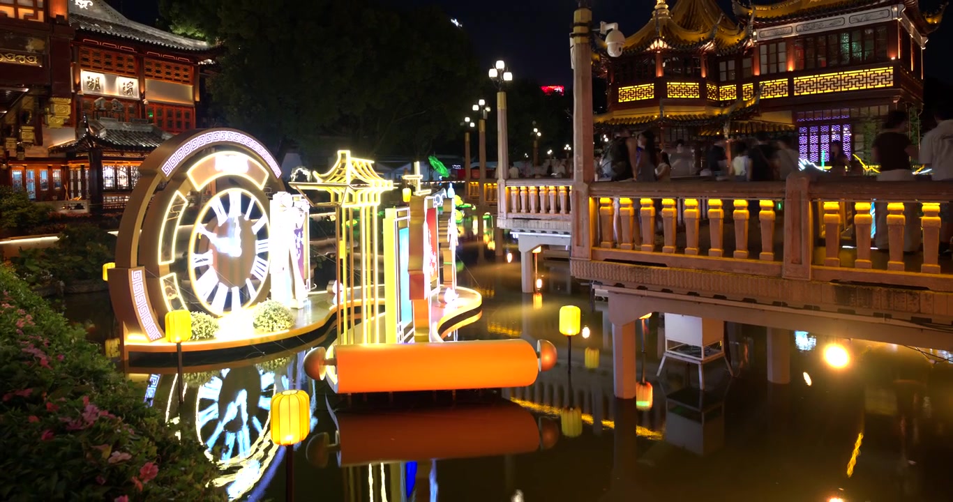 訪問者がいる夜のライトアップされた伝統的な中国庭園