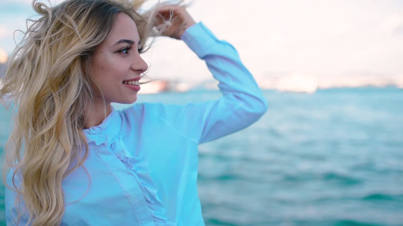 슬로우 모션:아름다운 소녀는 이스탄불의 전망을 갖춘 보스포러스 해협 근처에서 포즈를 취합니다.