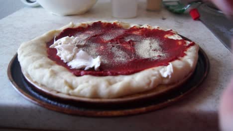 Poner-Mozzarella-En-Una-Base-De-Pizza-Precocinada