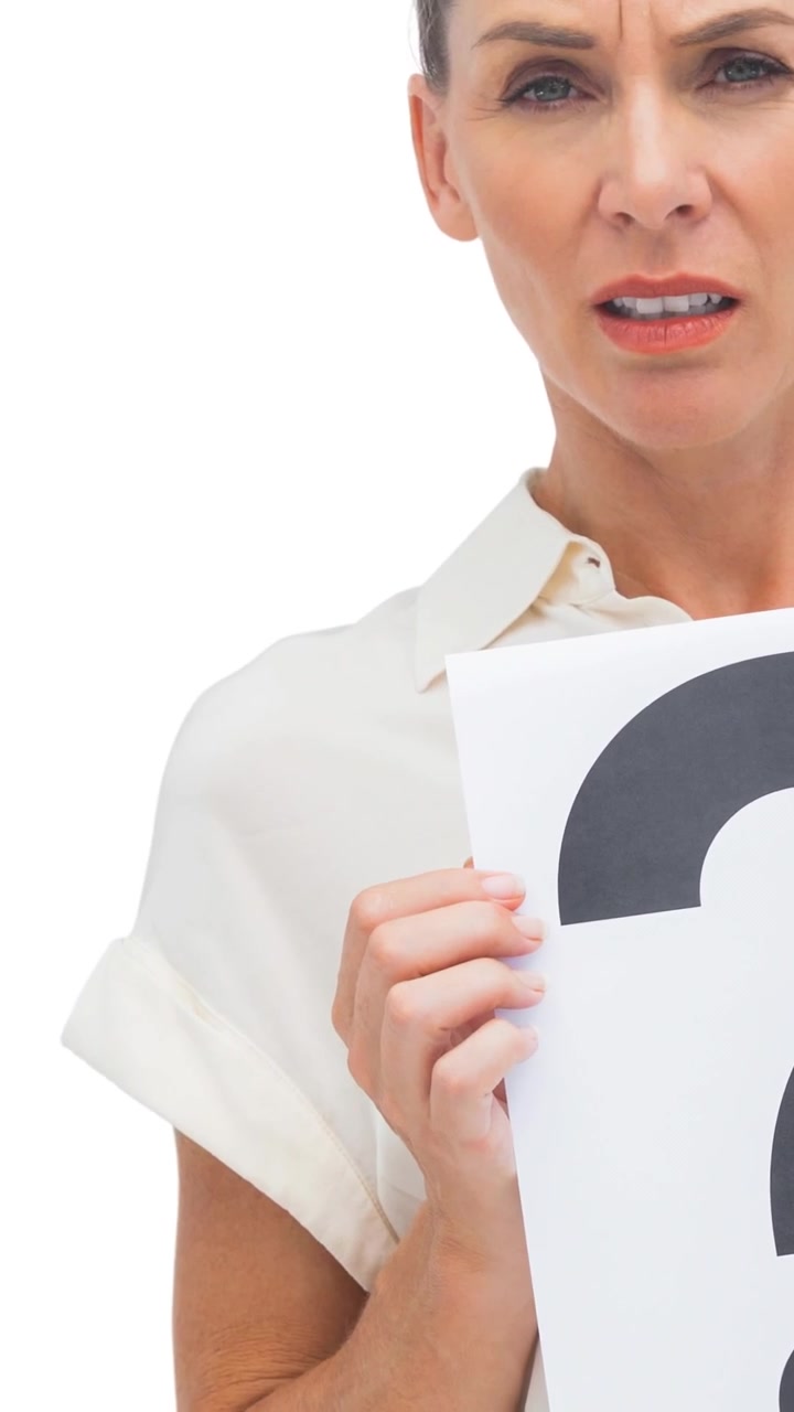 Confusa donna d'affari caucasica che tiene un cartello con un punto interrogativo