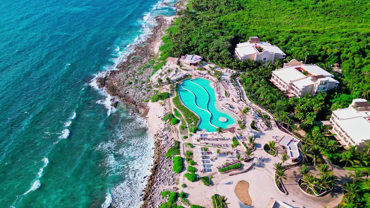 trs yucatan resort en tulum, méxico vista aérea del mar caribe con grandes olas que se estrellan en la playa cerca de la piscina infinita
