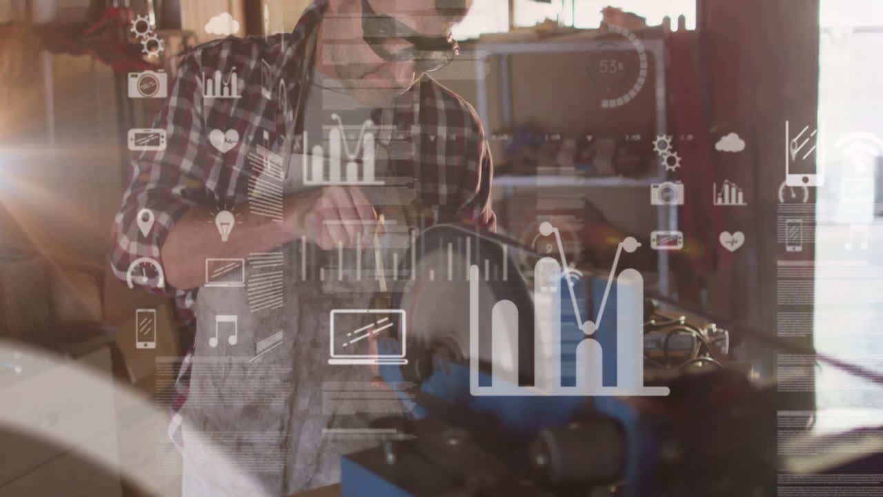 animación de iconos de medios y gráficos de procesamiento sobre trabajador metalúrgico caucásico masculino