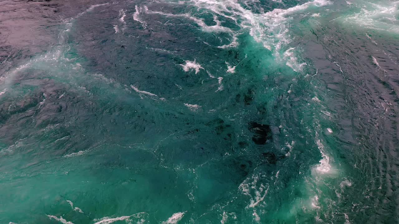 las olas de agua del río y el mar se encuentran durante la marea alta y la marea baja.