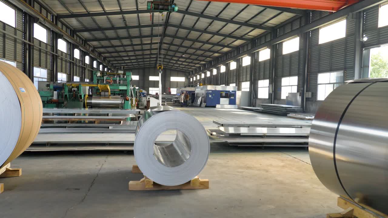 Alluminio in rotoli, processo all'interno di uno stabilimento di produzione cinese