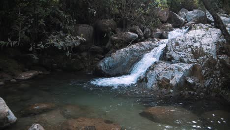 Zeitlupenaufnahme-Von-Schäumendem-Kaskadenwasser,-Das-In-Natürliche-Becken-Im-Fluss-Im-Dschungel-Fällt