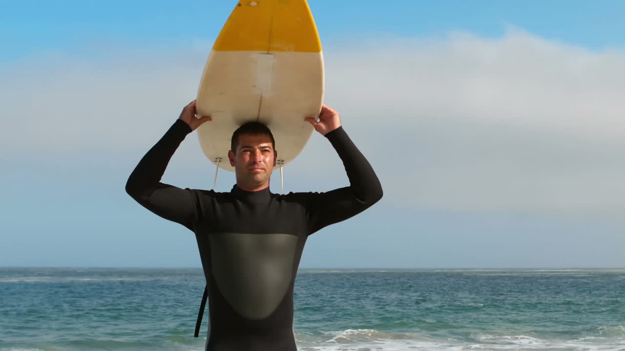 Vídeo com a frase 'faça por eles' sobre um homem com prancha de surf na praia.