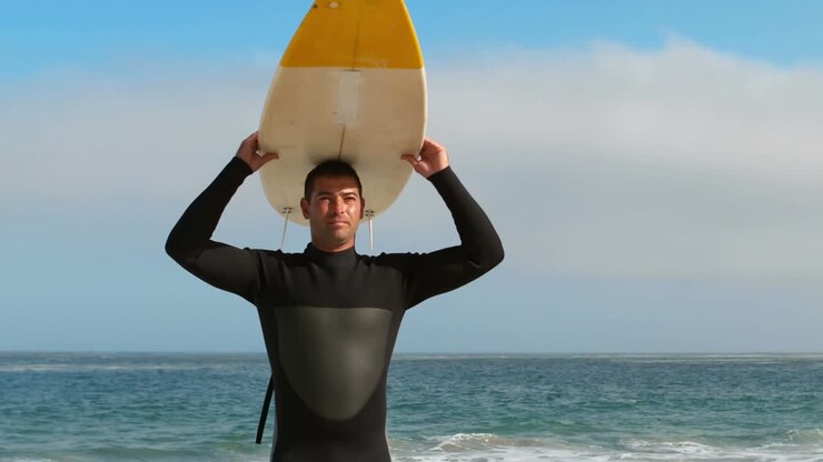 Video "Fallo per loro" su un uomo con tavola da surf sulla spiaggia.