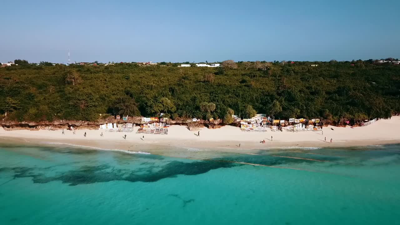vuelo aéreo de 1 millón de dólares muy alto que se hunde lentamente en una foto de un dron en una playa paradisíaca de ensueño con agua turquesa