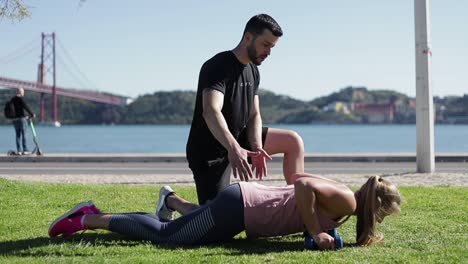 Vista-Lateral-De-Una-Mujer-Joven-Haciendo-Flexiones-Con-Pesas-En-El-Parque.