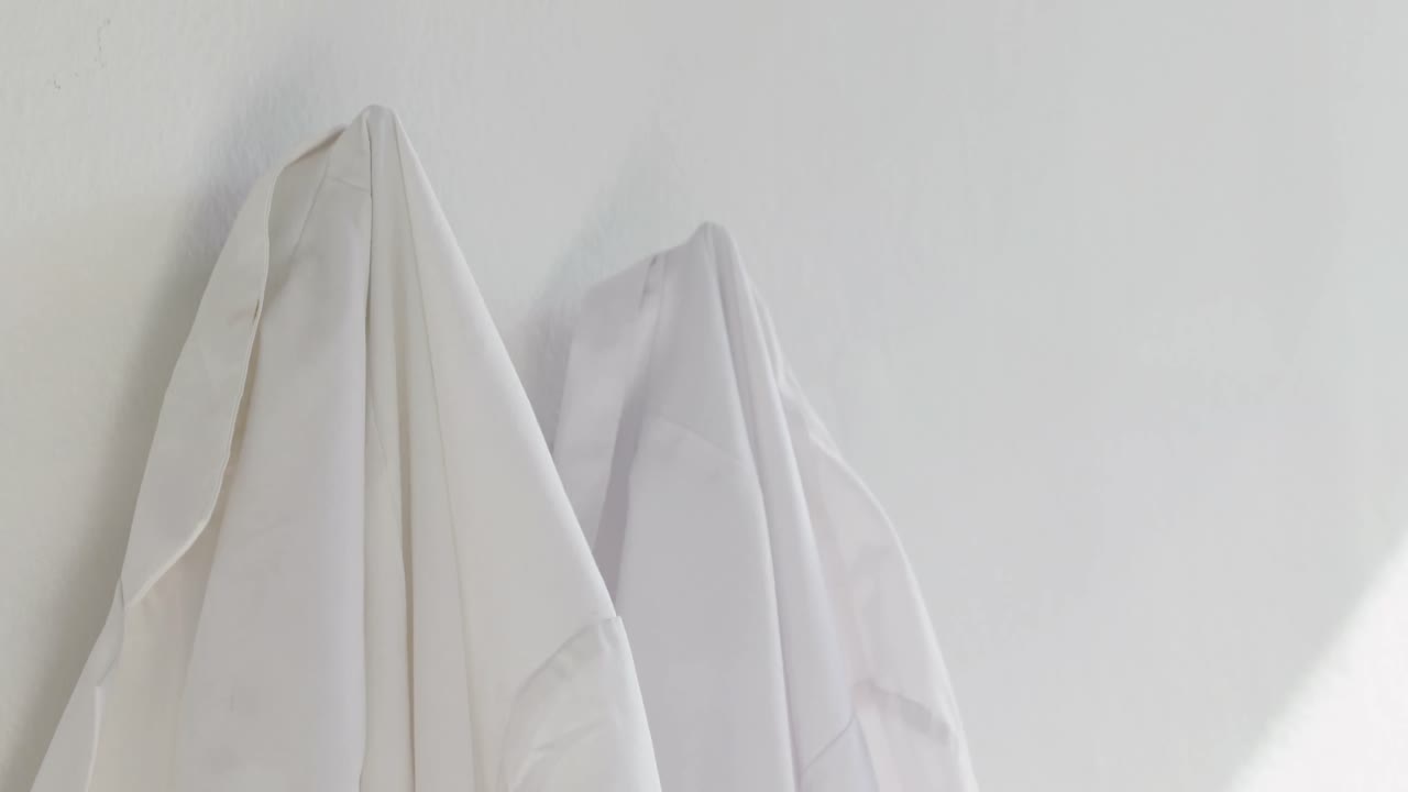 camisas colgadas en la pared 4k