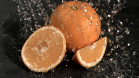 el agua llueve en súper cámara lenta en las naranjas.