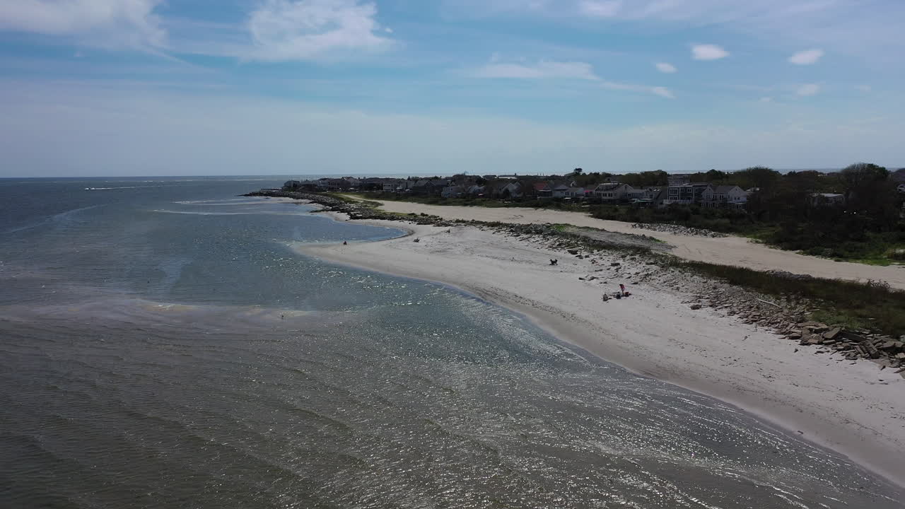 Una vista aerea su un'insenatura, di fronte a una spiaggia vuota in una giornata di sole.