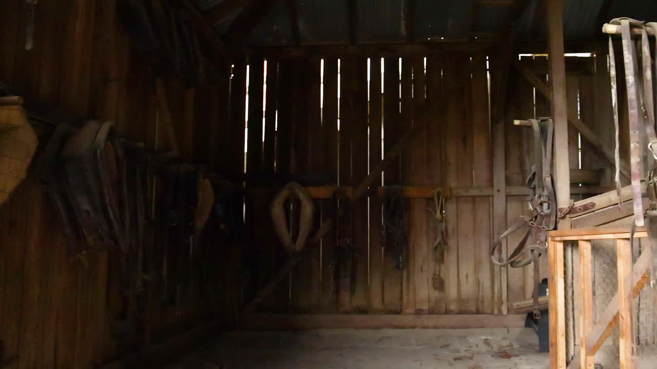 taller de madera débilmente iluminado con herramientas y equipos colgantes, capturando una atmósfera histórica y rústica en ballarat, victoria