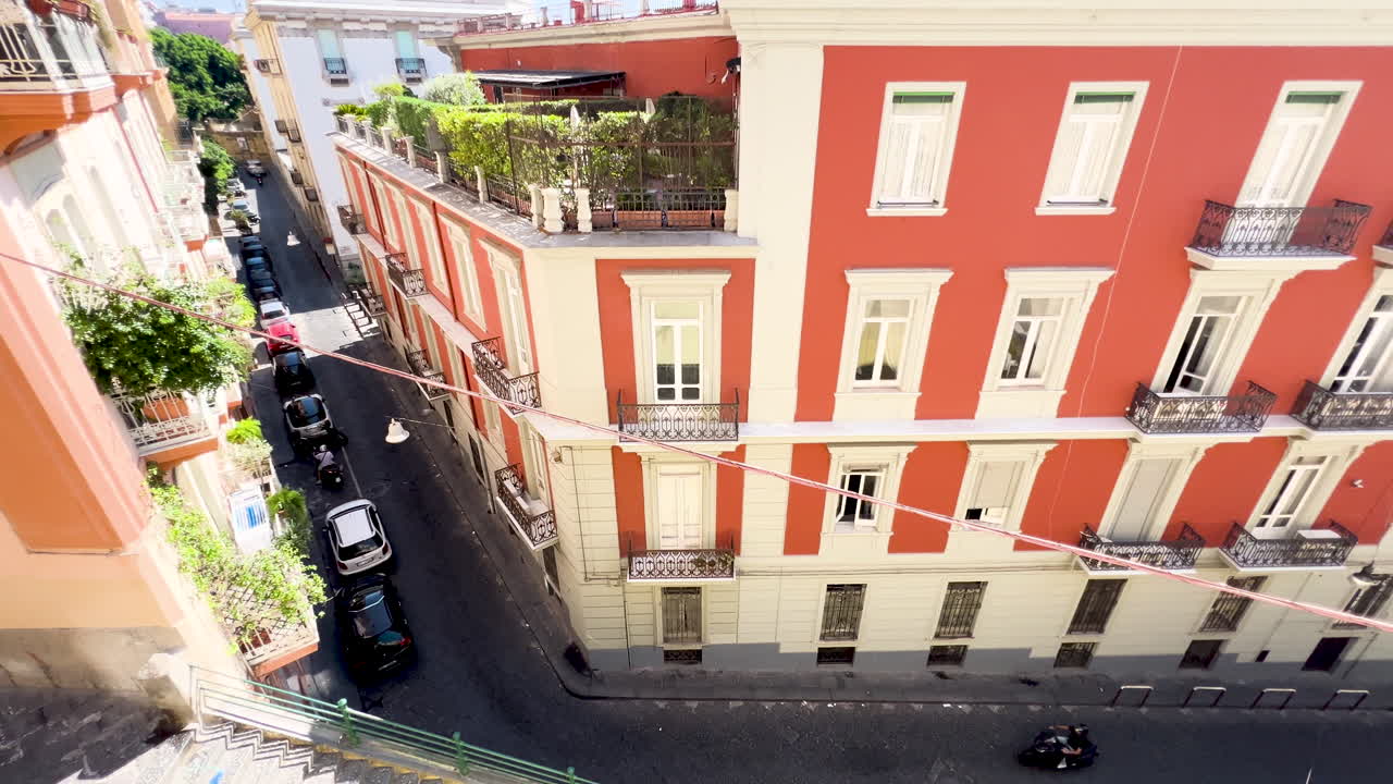 calle residencial tranquila en italia con edificios coloridos y coches estacionados, que exuda una atmósfera suburbana pacífica