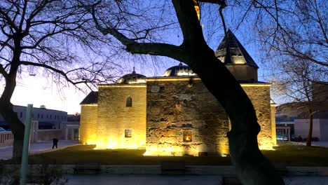la mezquita de ahi evran, en kirsehir, turquía