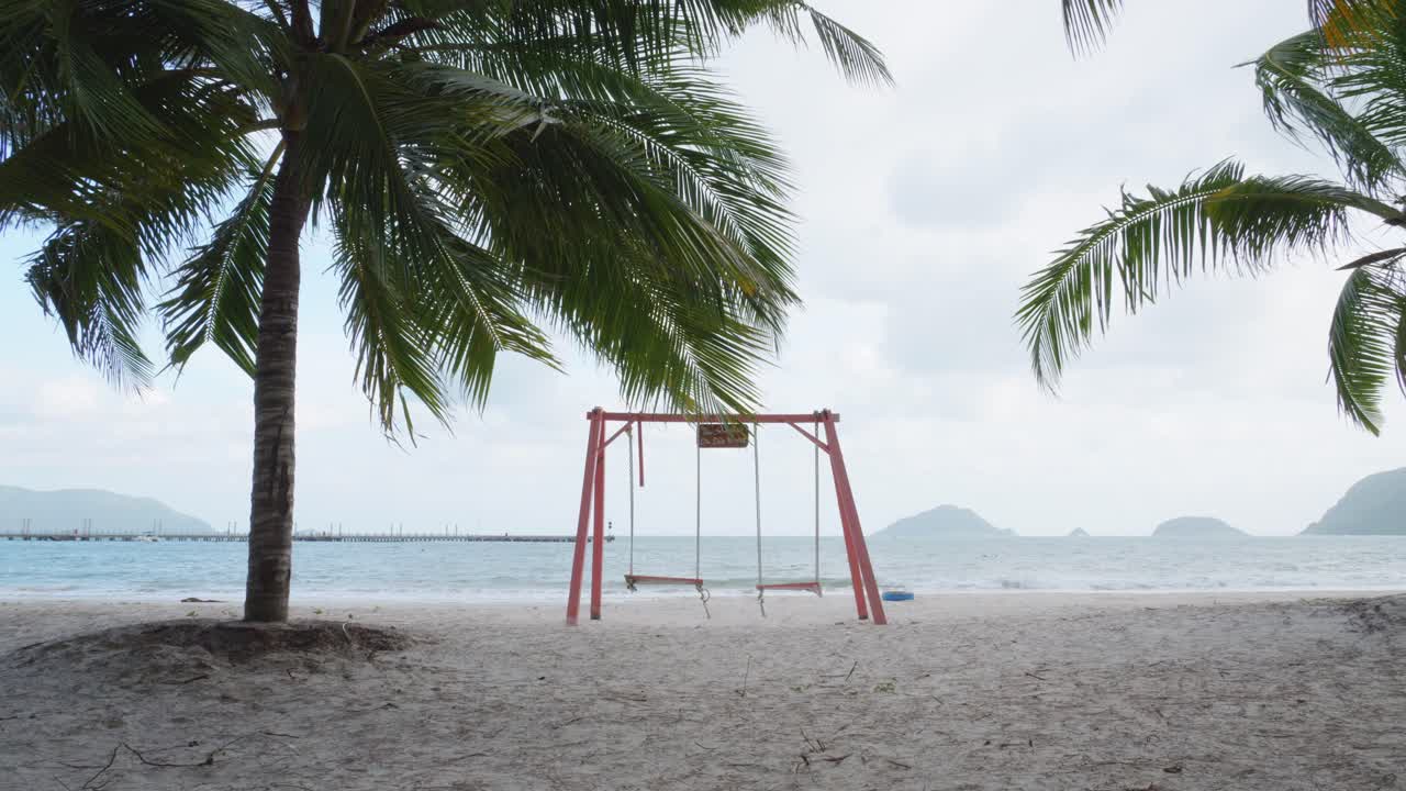 paisaje tranquilizador de un columpio cerca de la orilla de una playa de hai en con dao en vietnam