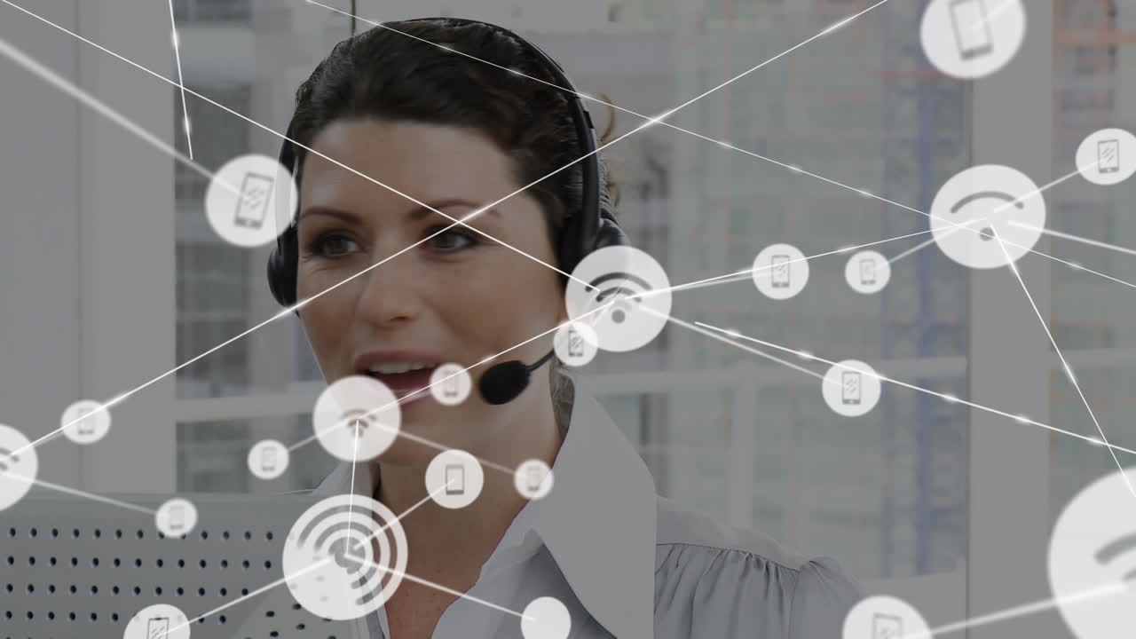 animación de una red de conexiones e iconos sobre una mujer de negocios con auriculares