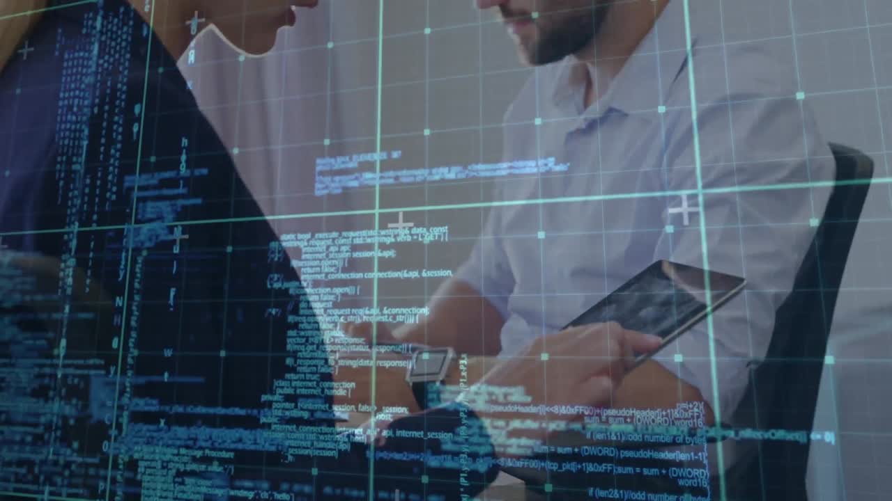 animación de procesamiento de datos sobre mujer de negocios caucásica usando tableta digital en la oficina