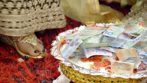 Aufnahme-Von-Neuseeländischem-Bargeld,-Das-Als-Mitgift-Bei-Einer-Hochzeit-Verwendet-Wird