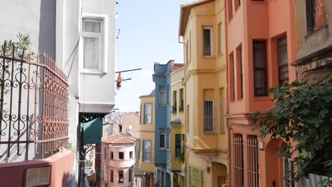 edificios coloridos en una calle estrecha en istanbul