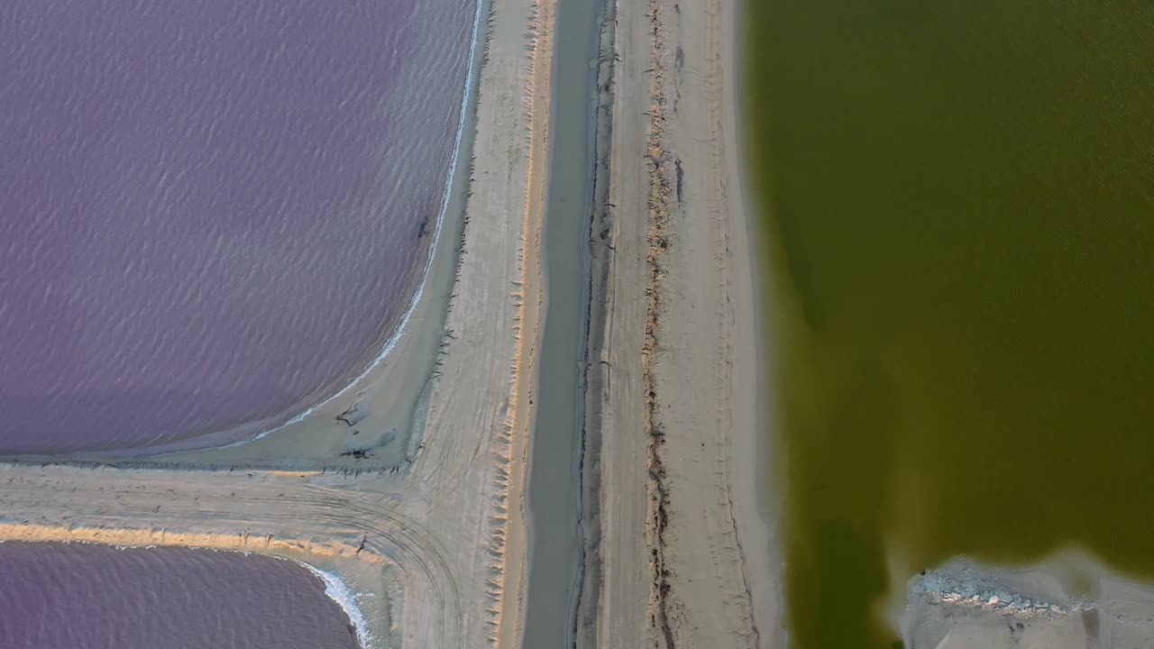 멕시코 라스 콜로라다스의 모래톱으로 분리된 분홍색 및 녹색 호수의 공중 하향식 전망