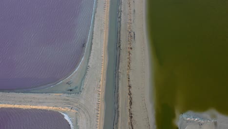 Vista-Aérea-De-Arriba-Hacia-Abajo-De-Los-Lagos-Rosados-Y-Verdes-Separados-Por-Un-Banco-De-Arena-En-Las-Coloradas-México