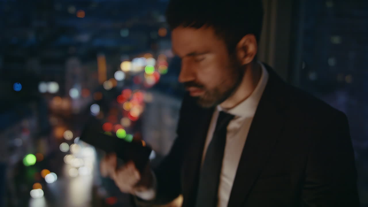 gerente agresivo gritando teléfono de pie en la oficina por la noche cerca. llamada ceo loco