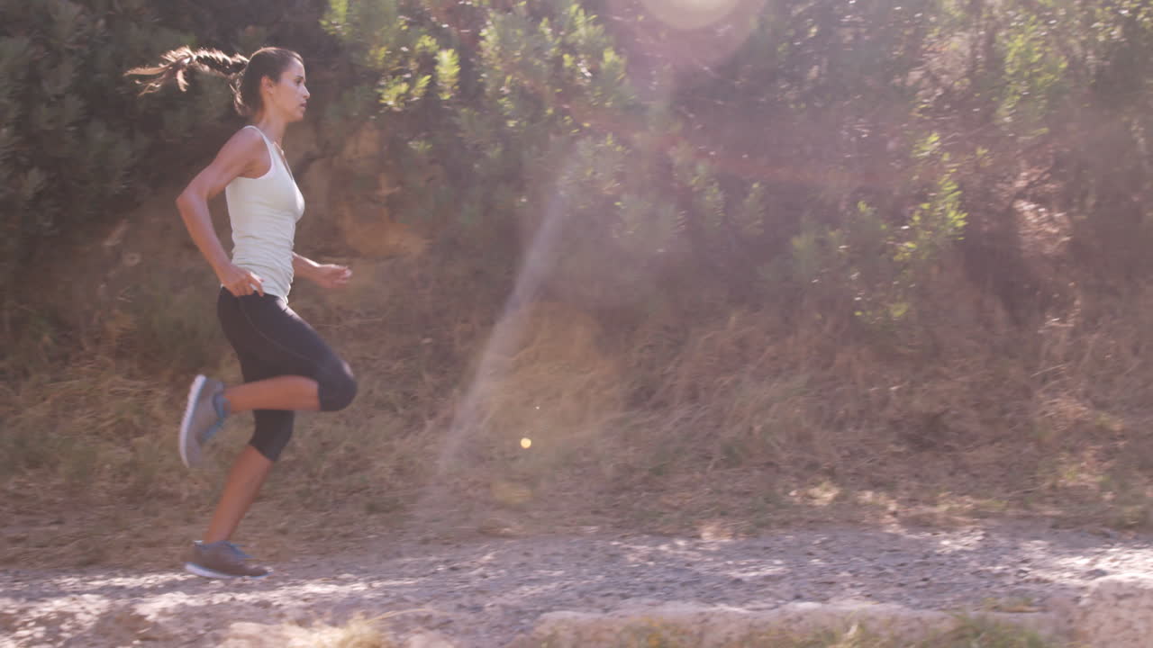 mujer corriendo en el campo