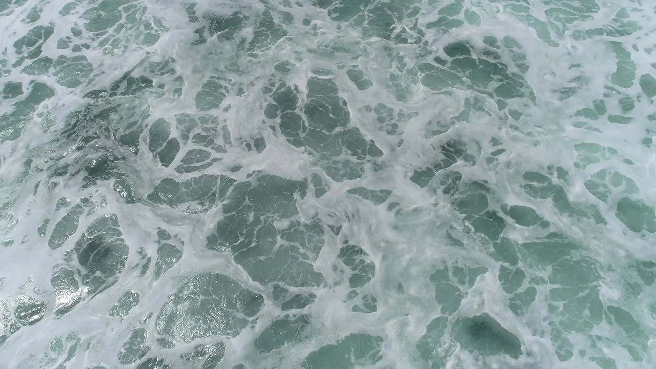 vista aérea. imágenes aéreas de drones de las olas del océano, una tortuga nadando en las olas