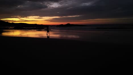 Drohnenantenne-Eines-Mädchens,-Das-Am-Strand-Läuft