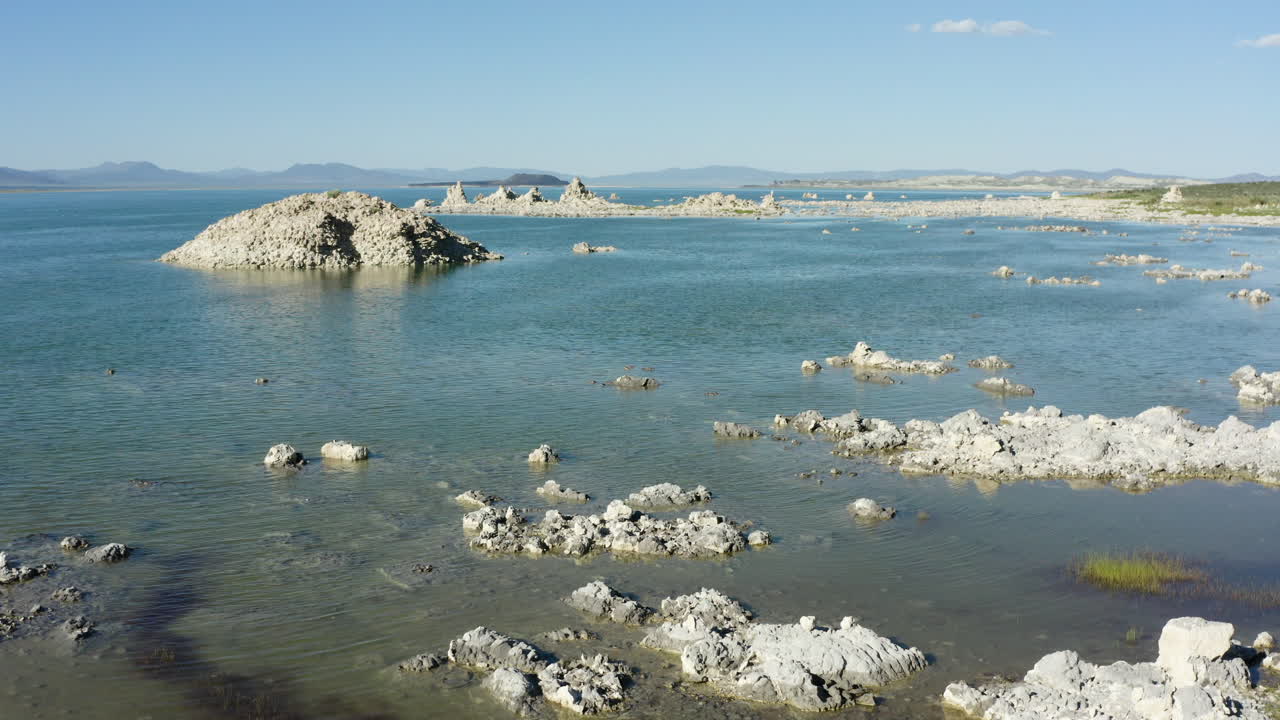 모노 호수 (mono lake) 위에 떠다니며 물 속에 투파 (tuff) 형태를 가지고 있으며, 미국 캘리포니아에 위치하고 있습니다.