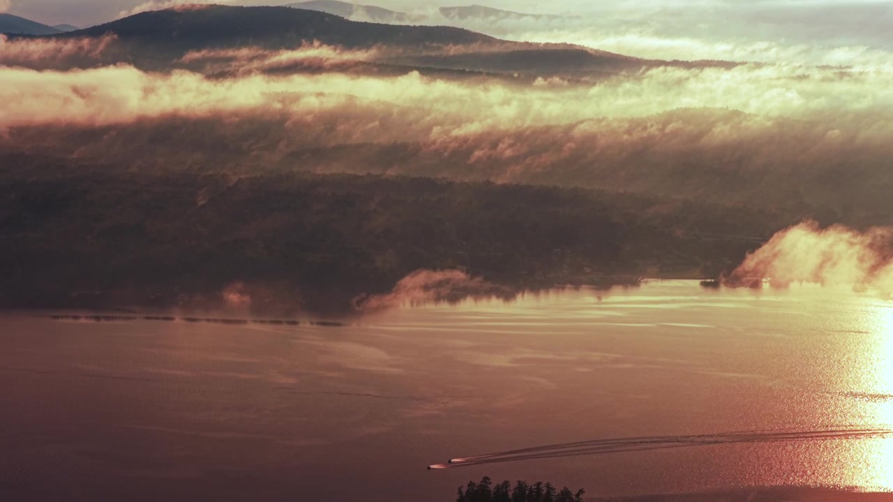Lago Schroon, Isola di Clarks, moto d'acqua WOL, estate, ora d'oro, tramonto, nebbia, nuvole basse, vista aerea con drone del porto, paesaggio dello Stato di New York, Città di Schroon Lake, Monte Pharaoh, Monti Adirondack, panoramica.