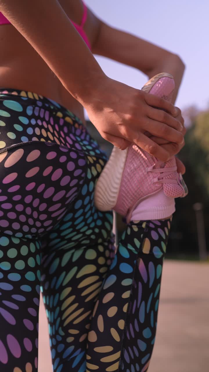 mujer estirando pierna