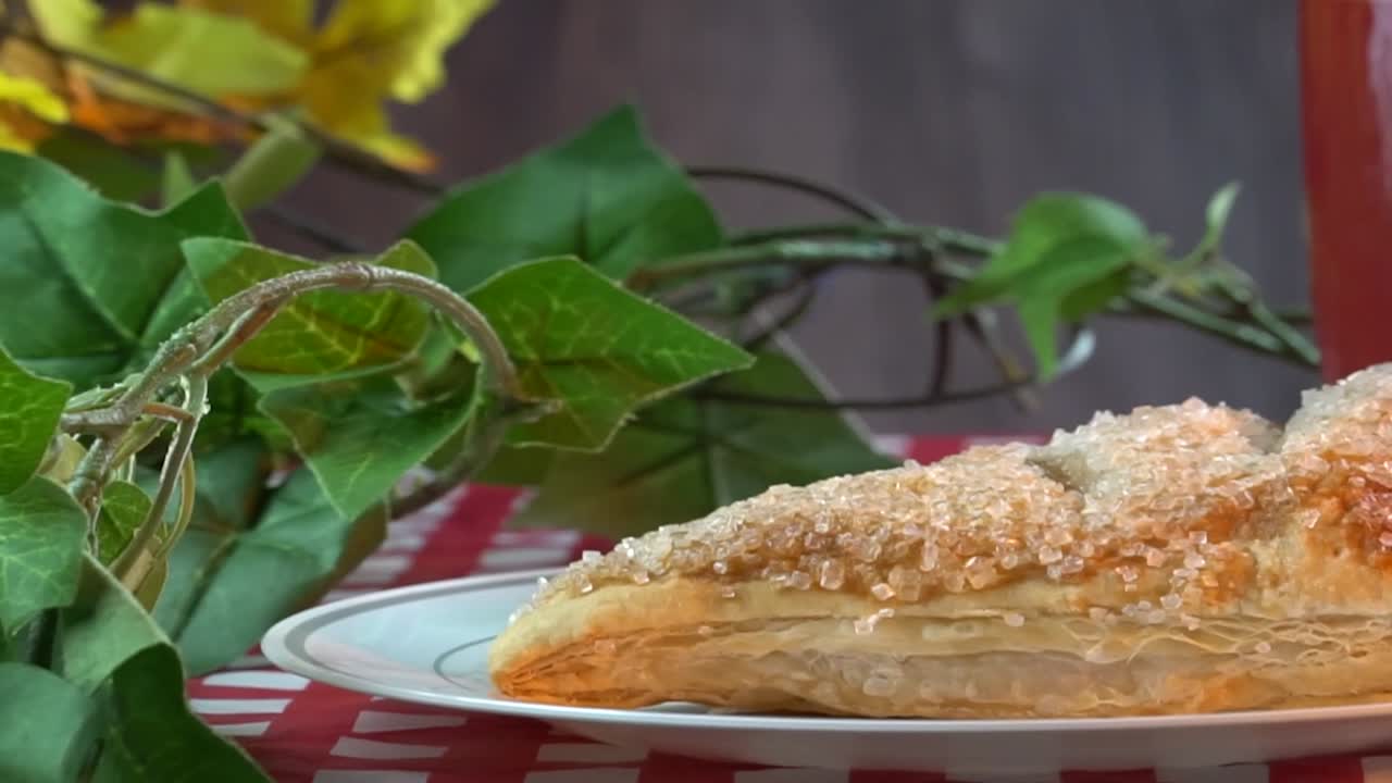 deliciosa rotación de manzana con una bebida caliente para el postre o el desayuno